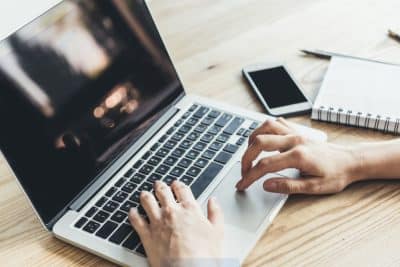 Laptops HP recomendadas para estudiantes universitarios en 2025