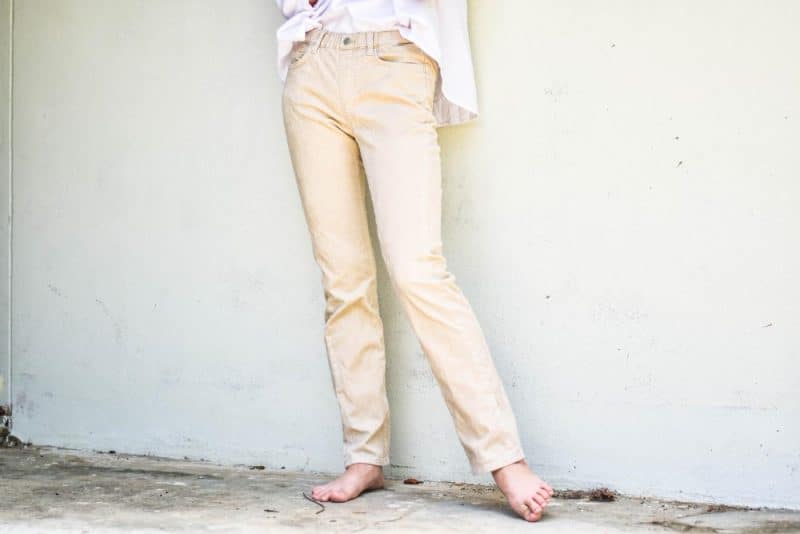 pantalones beige para mujer