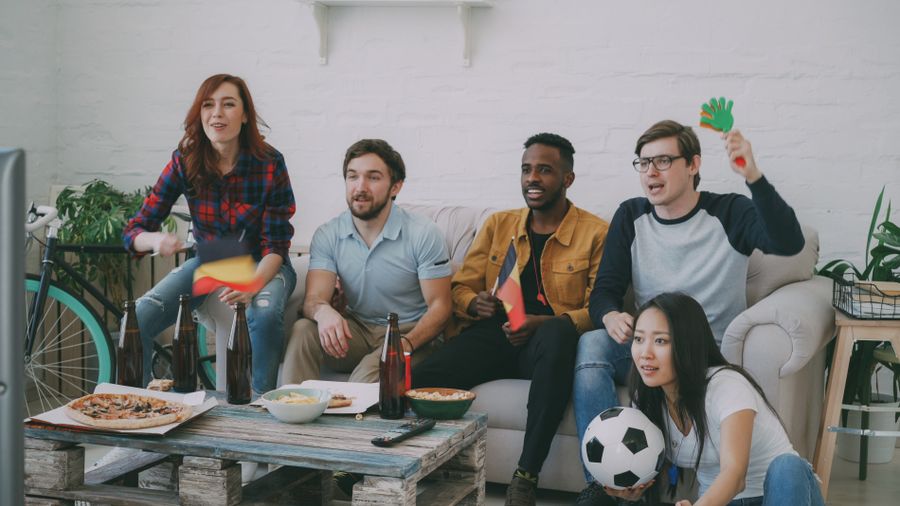 Aficionados viendo partido de fútbol en streaming deportivo