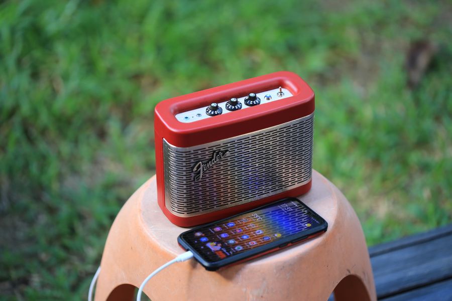 Altavoz portátil y smartphone para Playtime Boost