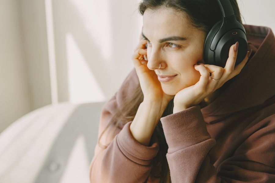 auriculares inalambricos ear mujer relajada 1 Auriculares inalámbricos on-ear mujer relajada