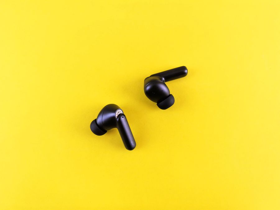 Auriculares inalámbricos negros modo transparencia