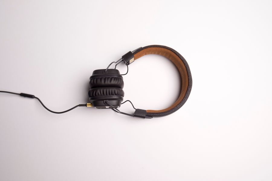 auriculares over ear negros minimalistas 2 Auriculares over-ear negros minimalistas