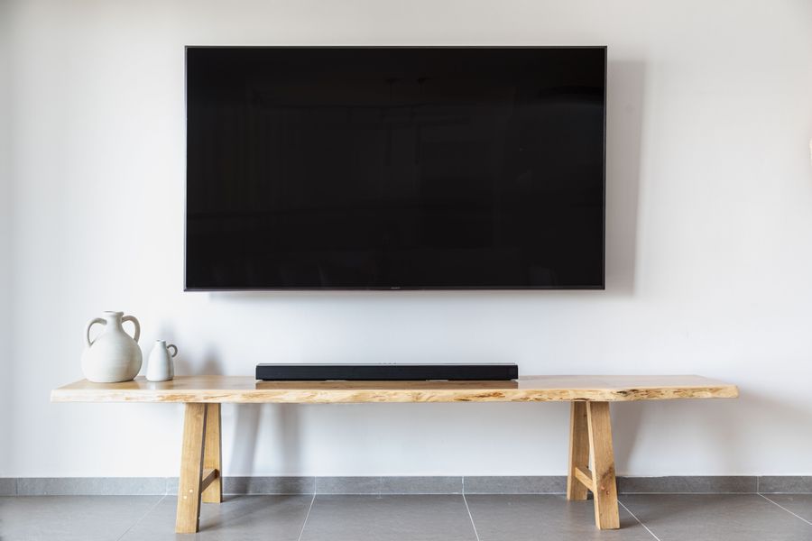 Barra de sonido en sala minimalista