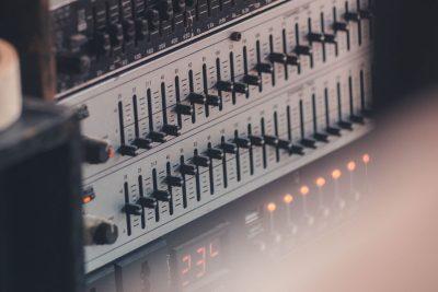 Ecualizador en parlantes: cómo ajustar graves, medios y agudos para lograr mejor sonido