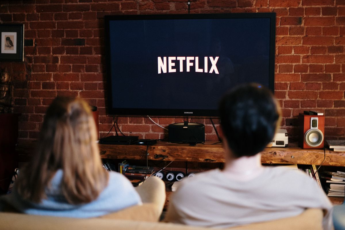 Pareja viendo Netflix en Chile