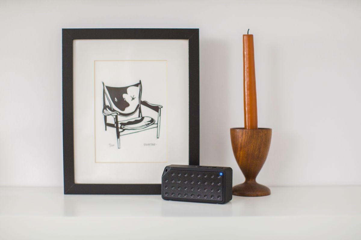 Parlante Bluetooth en decoración minimalista