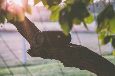 Parlante Bluetooth en entorno natural