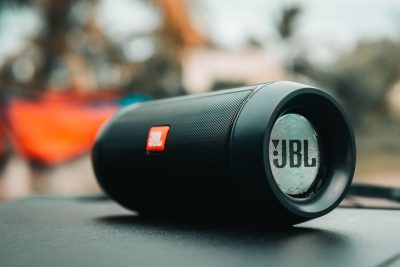 Watts en parlantes Bluetooth: ¿cómo elegir la potencia correcta sin pagar de más?