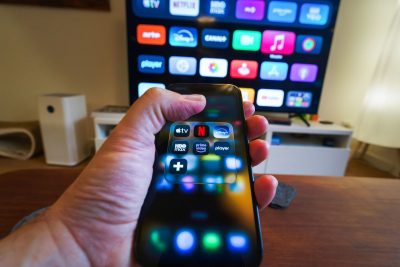 Smart TV con apps de streaming en móvil
