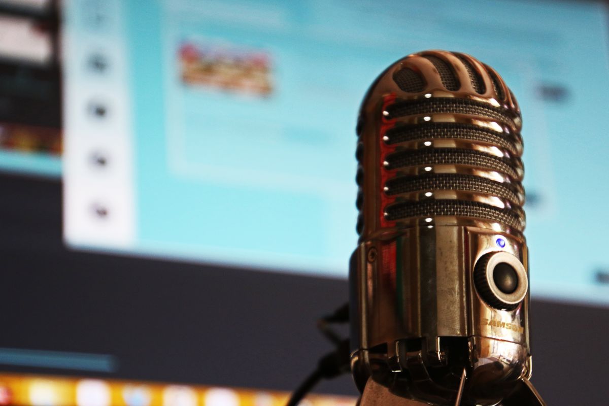 Comparación de interfaz de audio vs micrófono USB en un setup de grabación casera